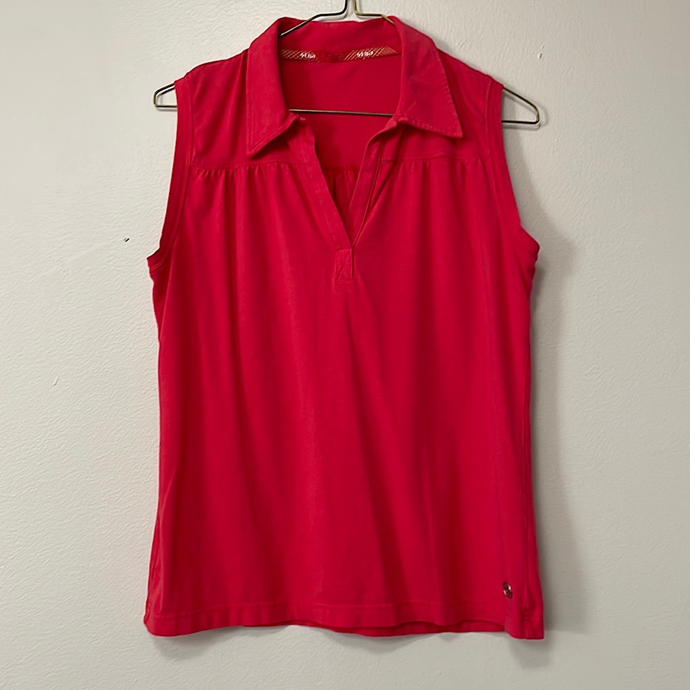 Comfortable coral sleeveless shirt. Size medium.